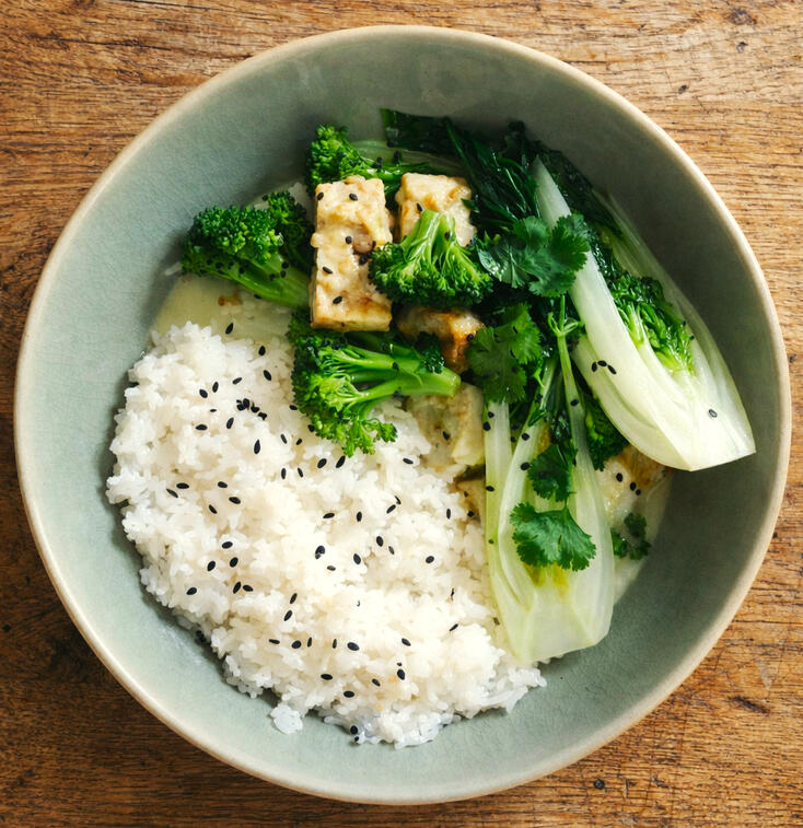 Curry vert thaï aux légumes de saison et riz