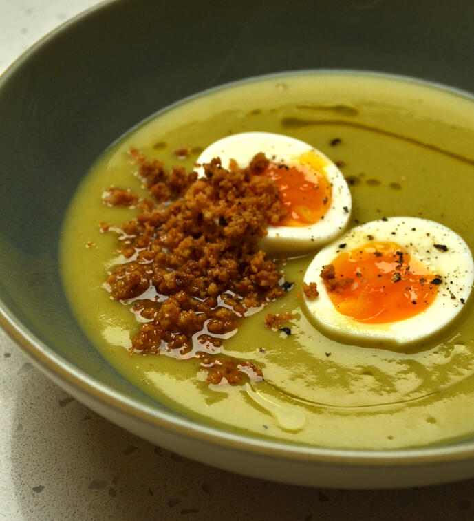 Velouté de poireau et de pomme de terre, oeuf mollet, crumble au comté